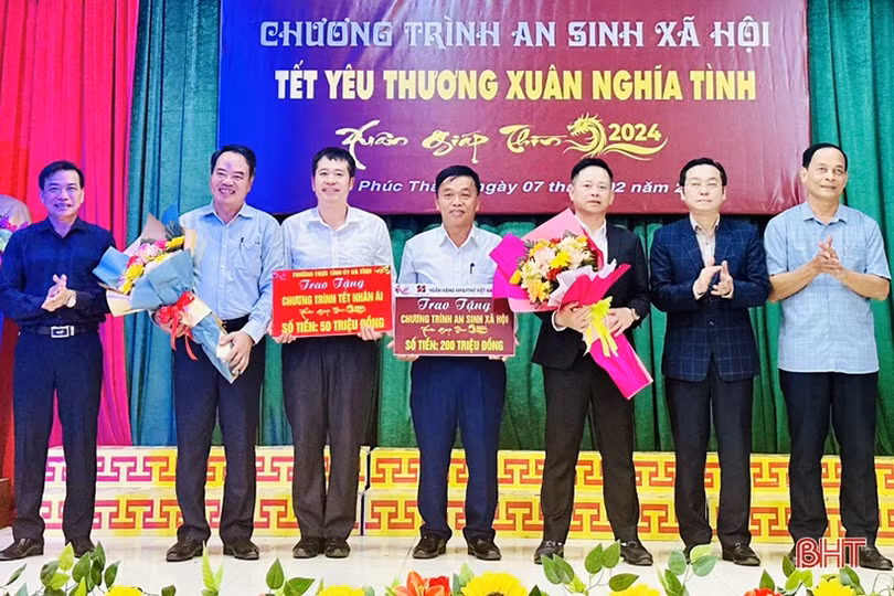Trao 250 triệu đồng tại “Tết yêu thương - Xuân nghĩa tình” ở Cẩm Xuyên 