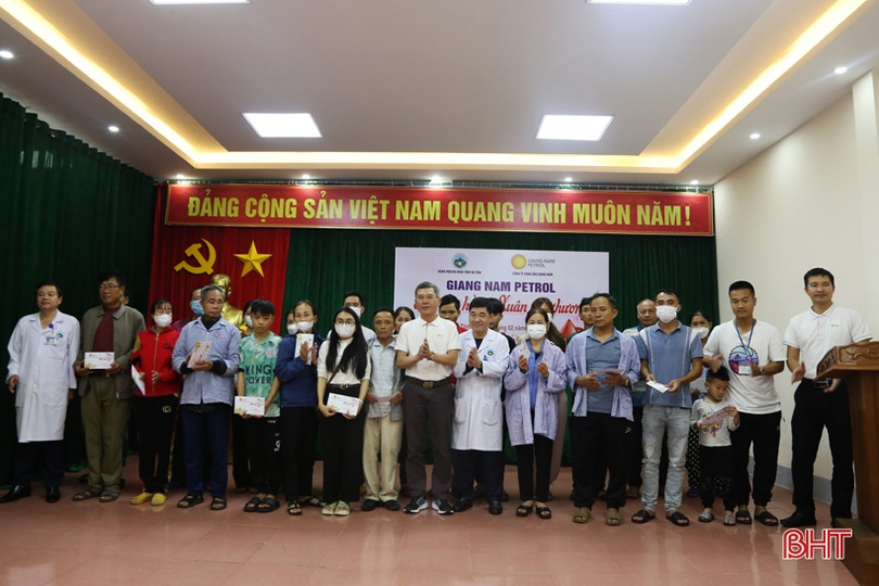 Công ty Xăng dầu Giang Nam tặng 500 suất quà tết cho bệnh nhân