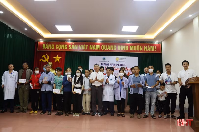 Công ty Xăng dầu Giang Nam tặng 500 suất quà tết cho bệnh nhân