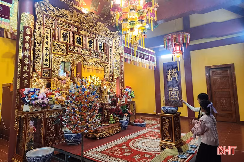 Người dân Hà Tĩnh đi lễ chùa cầu may đầu năm mới