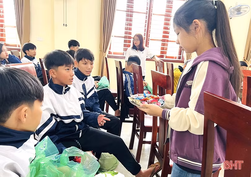 Công đoàn, Ban Nữ công Báo Hà Tĩnh tặng quà tết tại Làng Trẻ em mồ côi