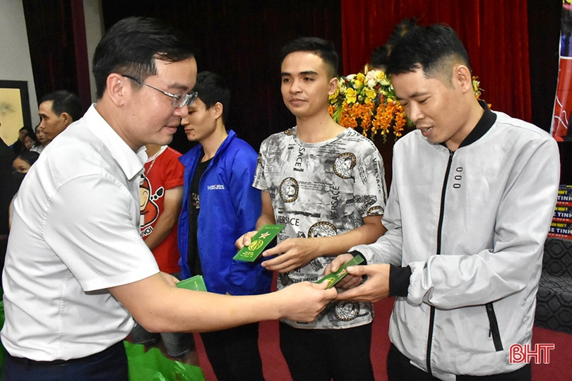 Tặng 500 suất quà tết cho công nhân, sinh viên hoàn cảnh khó khăn