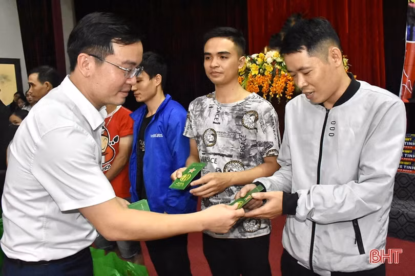 Tặng 500 suất quà tết cho công nhân, sinh viên hoàn cảnh khó khăn