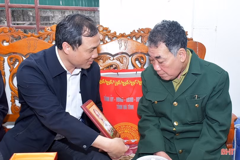 Trao hơn 245.000 suất quà tết cho người có công, hộ nghèo và đối tượng bảo trợ xã hội