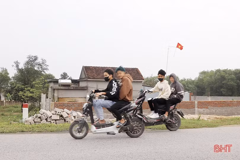 Vô tư “kẹp ba”, đầu trần điều khiển xe máy du xuân