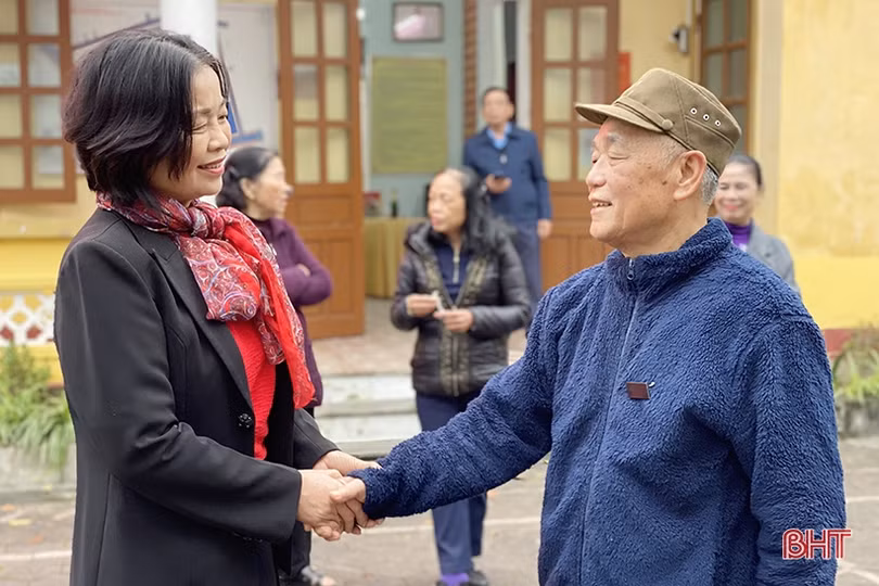 Trang trọng lễ chào cờ ngày đầu năm mới ở Hà Tĩnh