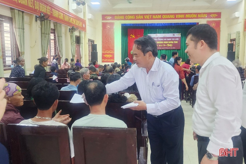 Trao 250 triệu đồng tại “Tết yêu thương - Xuân nghĩa tình” ở Cẩm Xuyên 