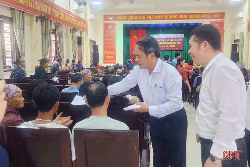 Trao 250 triệu đồng tại “Tết yêu thương - Xuân nghĩa tình” ở Cẩm Xuyên 