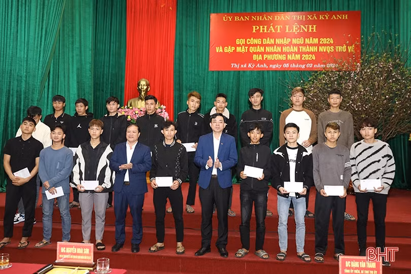 TX Kỳ Anh tổ chức gặp mặt quân nhân xuất ngũ và thanh niên nhập ngũ