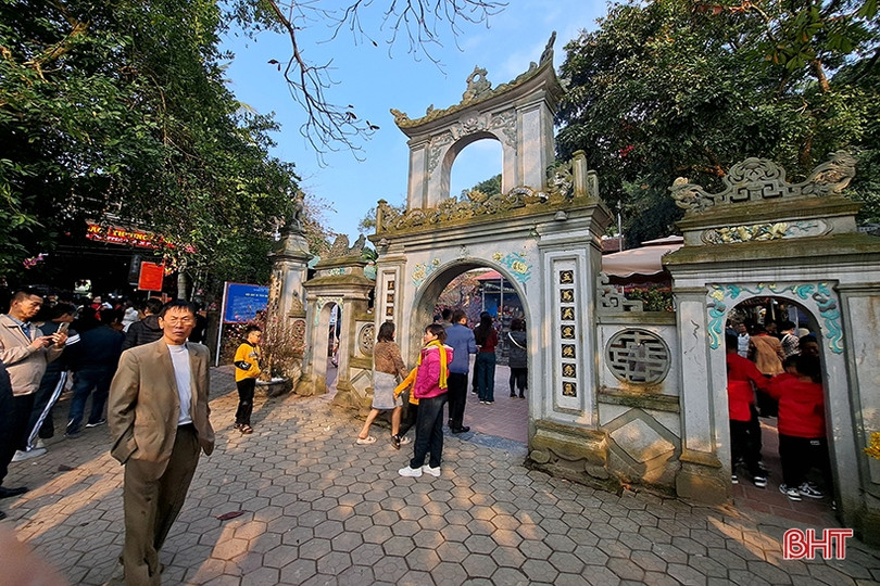 Đền Chợ Củi đón hàng nghìn du khách dâng lễ đầu xuân