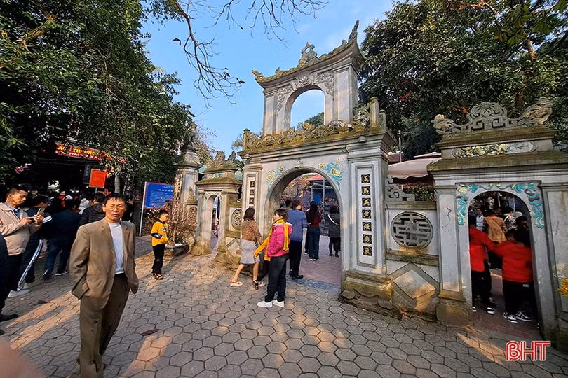 Đền Chợ Củi đón hàng nghìn du khách dâng lễ đầu xuân