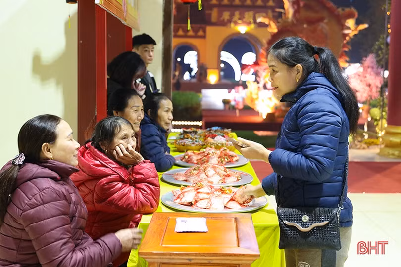 Người dân Hà Tĩnh đi lễ chùa cầu may đầu năm mới