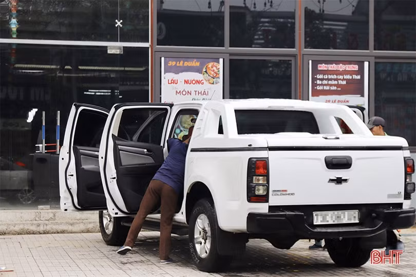 Dịch vụ rửa xe “chạy hết công suất” ngày cận tết