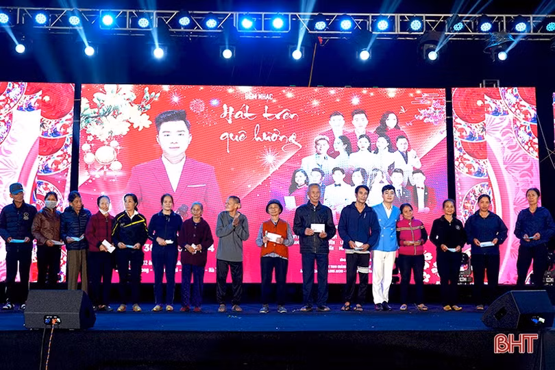 Nhiều ca sỹ nổi tiếng “Hát trên quê hương” Nghi Xuân