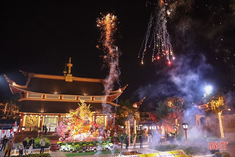 Người dân Hà Tĩnh đi lễ chùa cầu may đầu năm mới