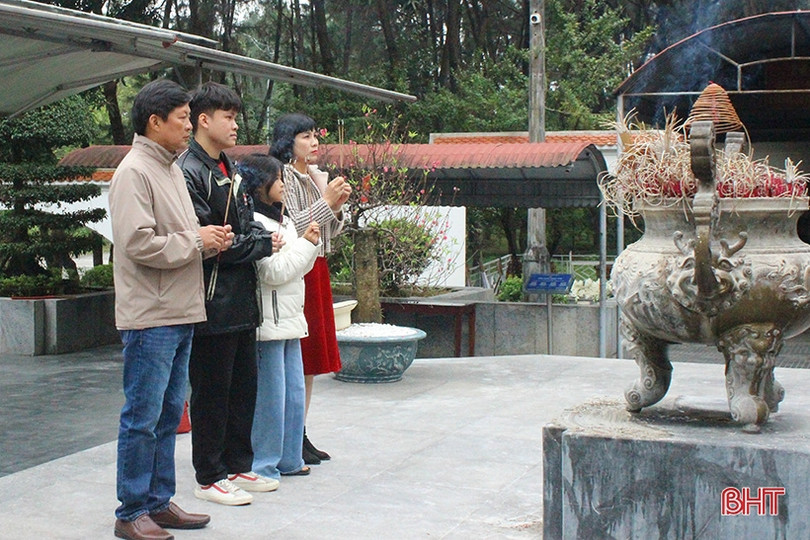 Du khách dâng hương tại Ngã ba Đồng Lộc ngày đầu năm mới