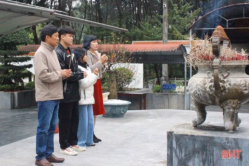 Du khách dâng hương tại Ngã ba Đồng Lộc ngày đầu năm mới