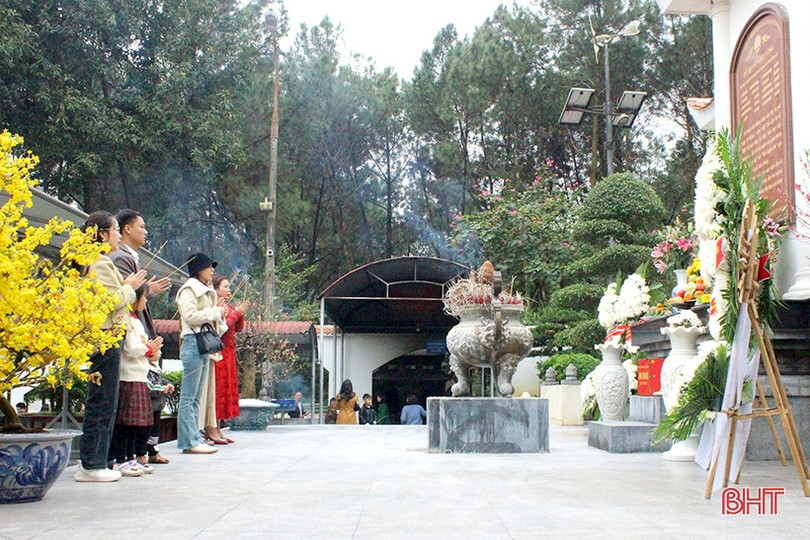 Du khách dâng hương tại Ngã ba Đồng Lộc ngày đầu năm mới