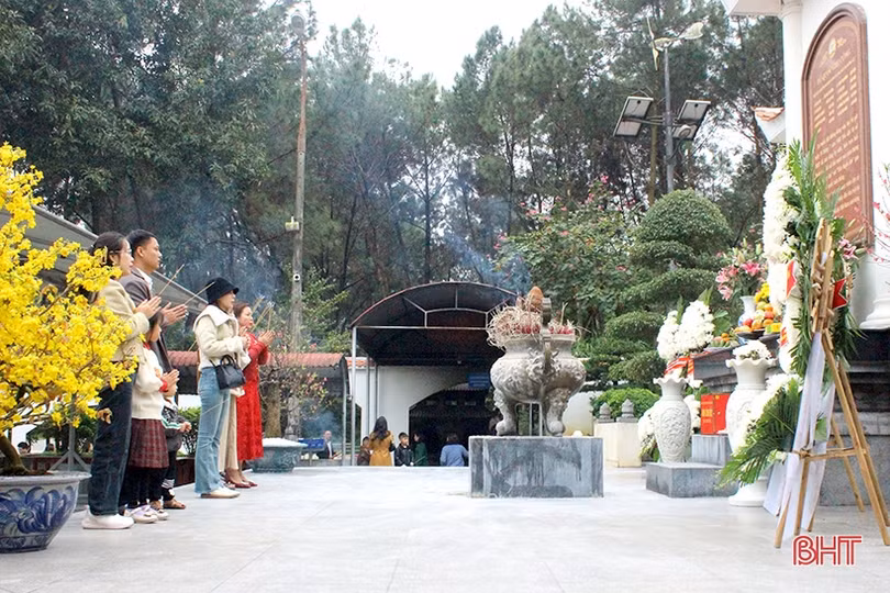 Du khách dâng hương tại Ngã ba Đồng Lộc ngày đầu năm mới
