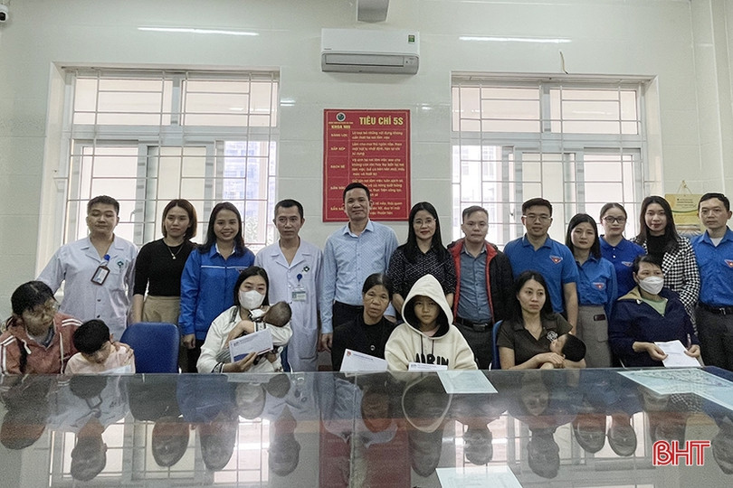 Tặng quà tết cho các bệnh nhân khó khăn tại BVĐK tỉnh