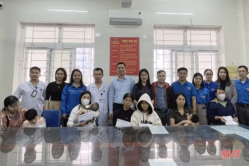 Tặng quà tết cho các bệnh nhân khó khăn tại BVĐK tỉnh