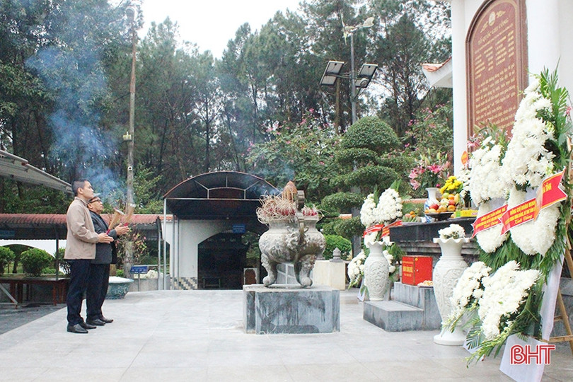 Du khách dâng hương tại Ngã ba Đồng Lộc ngày đầu năm mới