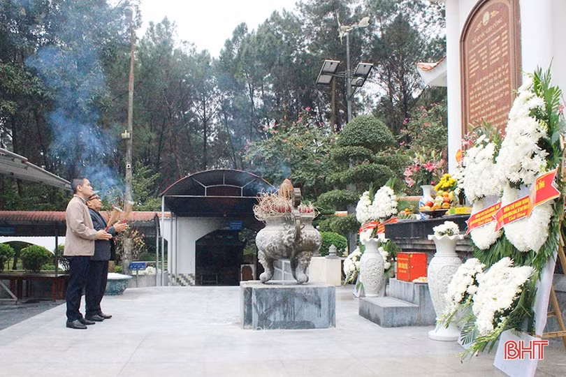 Du khách dâng hương tại Ngã ba Đồng Lộc ngày đầu năm mới