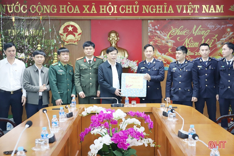 Tặng quà các đơn vị làm nhiệm vụ khu vực biên giới Hương Sơn