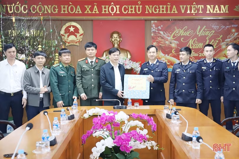 Tặng quà các đơn vị làm nhiệm vụ khu vực biên giới Hương Sơn