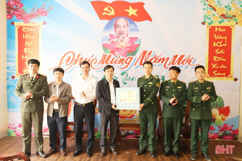 Tặng quà các đơn vị làm nhiệm vụ khu vực biên giới Hương Sơn