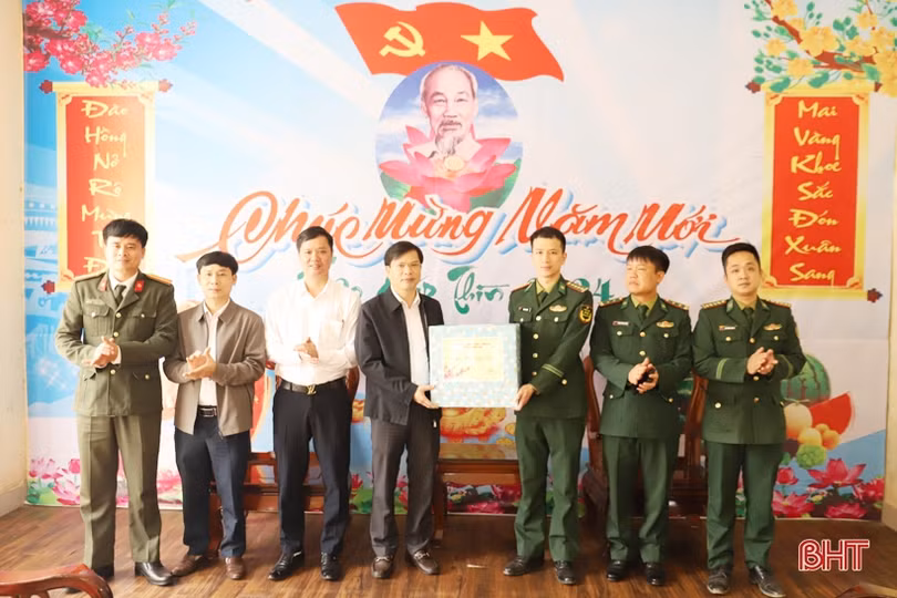 Tặng quà các đơn vị làm nhiệm vụ khu vực biên giới Hương Sơn