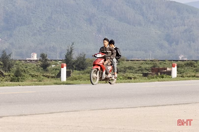 Vô tư “kẹp ba”, đầu trần điều khiển xe máy du xuân