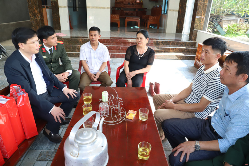 Tặng quà các đơn vị làm nhiệm vụ khu vực biên giới Hương Sơn