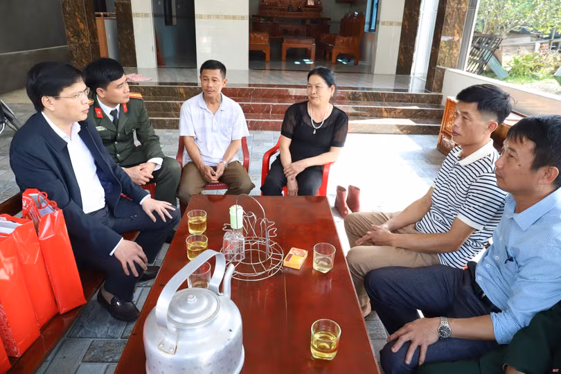 Tặng quà các đơn vị làm nhiệm vụ khu vực biên giới Hương Sơn