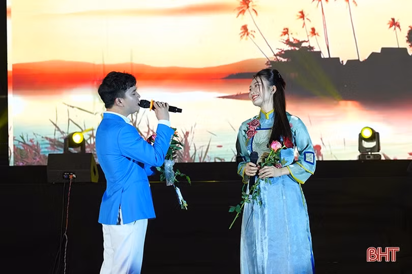 Nhiều ca sỹ nổi tiếng “Hát trên quê hương” Nghi Xuân