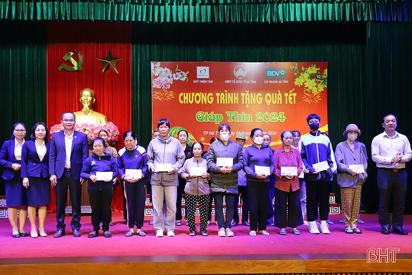 Bàn giao nhà tình nghĩa, tặng quà tết cho người nghèo TP Hà Tĩnh