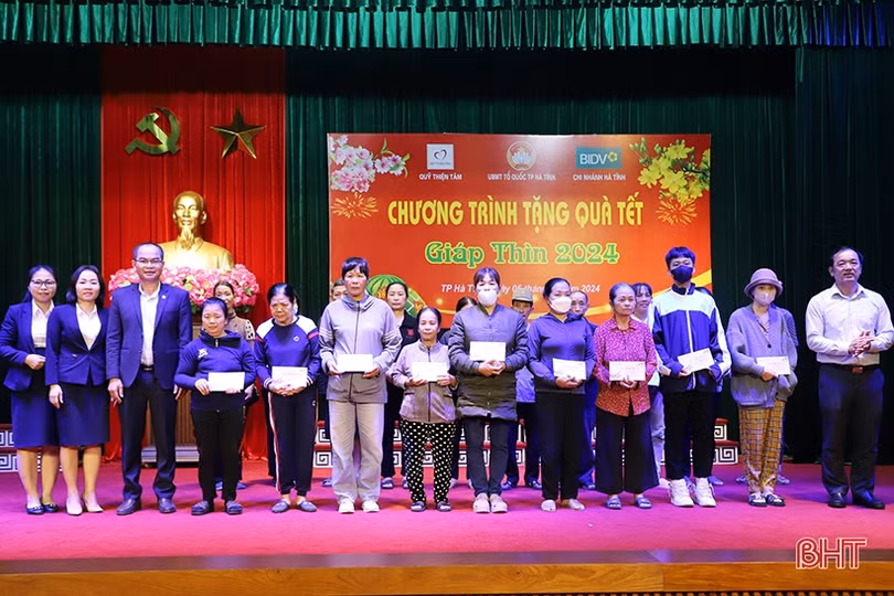 Bàn giao nhà tình nghĩa, tặng quà tết cho người nghèo TP Hà Tĩnh