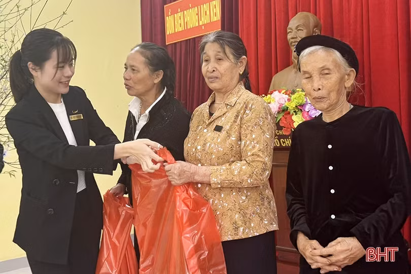 Bộ đội biên phòng gói bánh chưng xanh tặng người nghèo Nghi Xuân