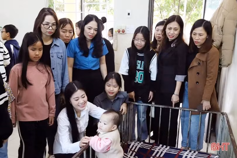 Công đoàn, Ban Nữ công Báo Hà Tĩnh tặng quà tết tại Làng Trẻ em mồ côi