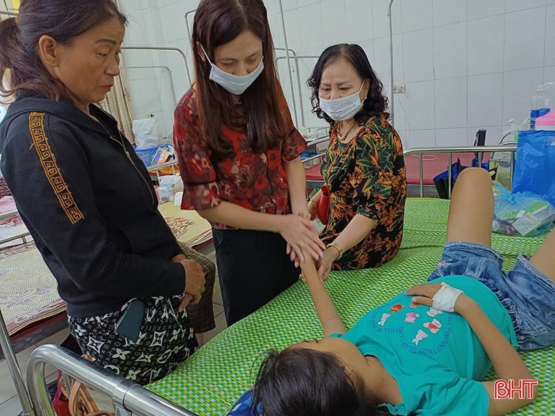 Hội Phụ nữ Hà Tĩnh tại CHLB Đức tặng quà tết cho các hoàn cảnh khó khăn