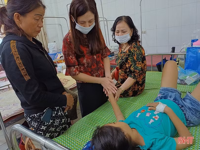 Hội Phụ nữ Hà Tĩnh tại CHLB Đức tặng quà tết cho các hoàn cảnh khó khăn