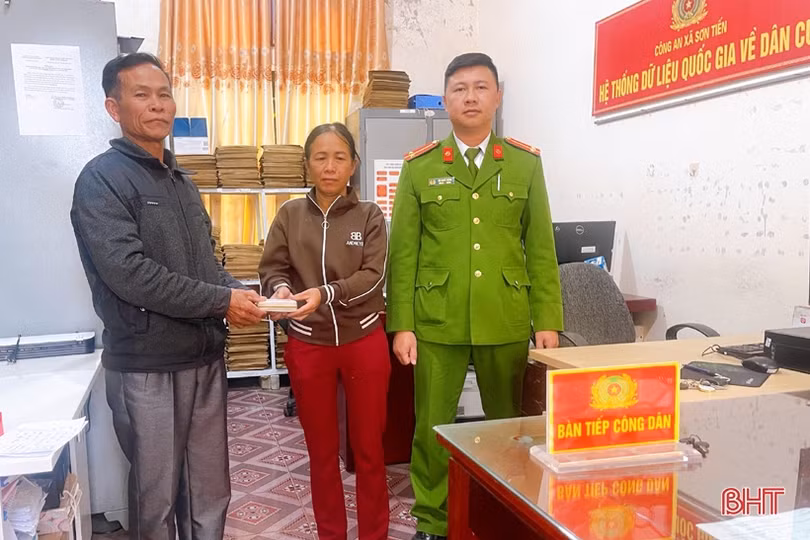 Nhặt được ví tiền, người phụ nữ nhờ công an tìm người trả lại
