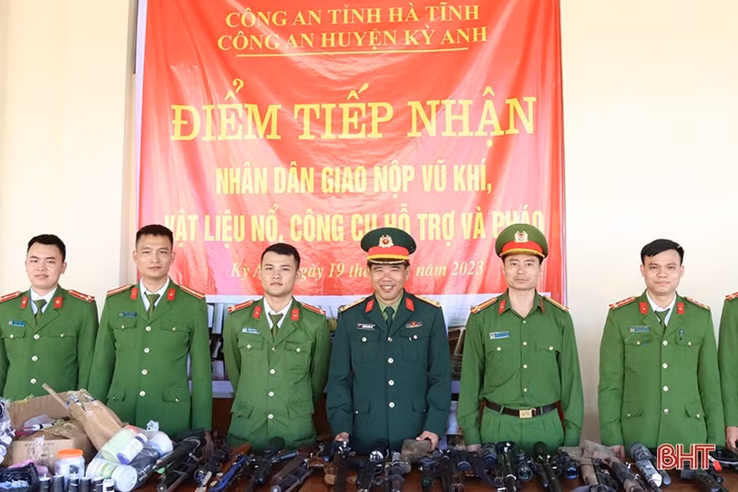 Công an Hà Tĩnh tiếp nhận nhiều vũ khí, vật liệu nổ từ người dân