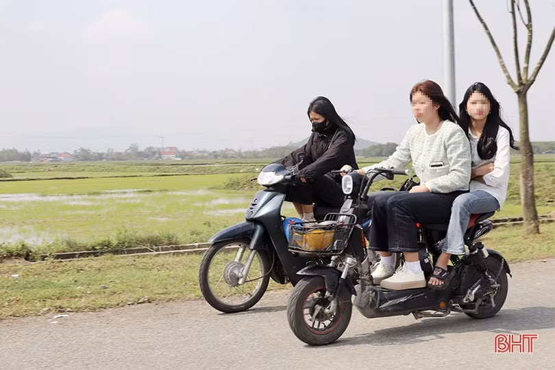Vô tư “kẹp ba”, đầu trần điều khiển xe máy du xuân