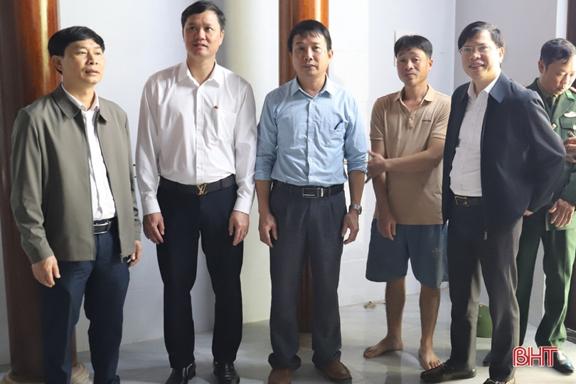 Tặng quà các đơn vị làm nhiệm vụ khu vực biên giới Hương Sơn