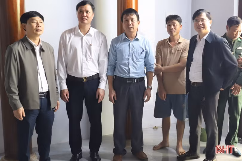 Tặng quà các đơn vị làm nhiệm vụ khu vực biên giới Hương Sơn