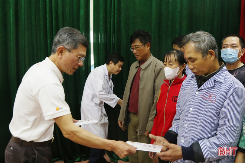 Công ty Xăng dầu Giang Nam tặng 500 suất quà tết cho bệnh nhân