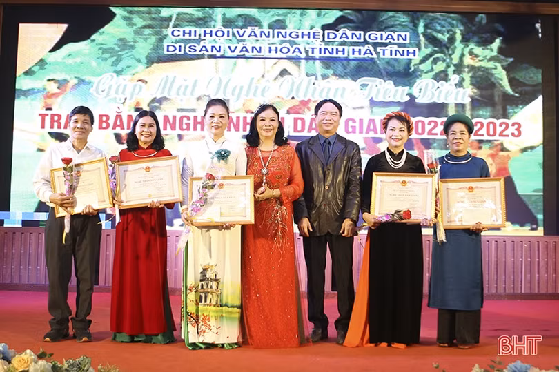 Trao tặng danh hiệu nghệ nhân dân gian cho 5 cá nhân