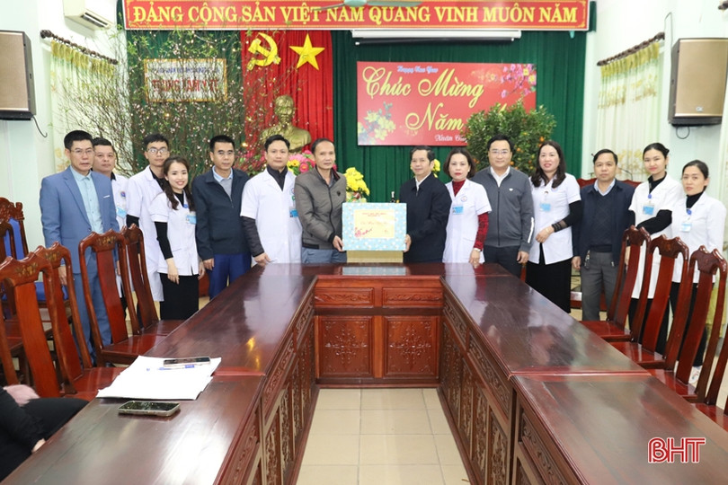 Trao gần 100 suất quà cho bệnh nhân điều trị tại các bệnh viện