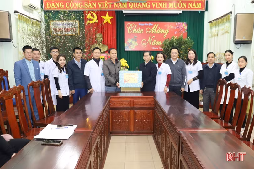 Trao gần 100 suất quà cho bệnh nhân điều trị tại các bệnh viện